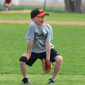 kid prepping for baseball play